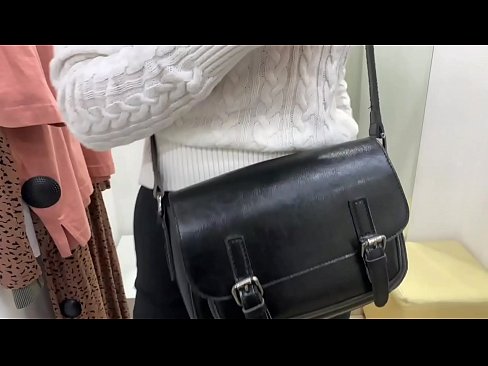❤️ Masturbasyon piblik nan jenn femèl FeralBerry ak yon gode nan sal la Fitting Videyo sèks nan nou ☑