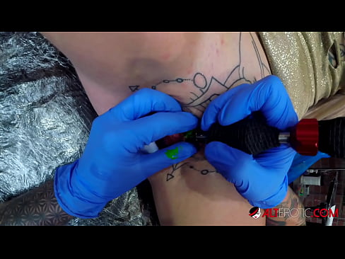 ❤️ Ekstrèmman tatoue hottie Sully Savage te fè yon tatoo sou klitoris li Videyo sèks nan nou ☑